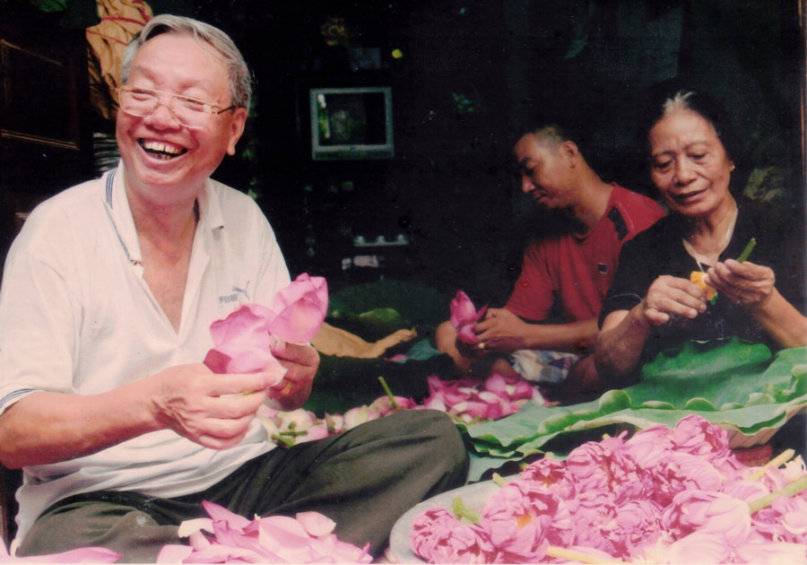 NGƯỜI THỔI HỒN SEN VÀO TRÀ, NHỚ MỘT THỜI XƯA&nbsp;CŨ